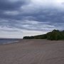 La plage très tranquille en septembre, le camping est situé un peu après la réserve autochtone<br>Mashteuiatsh (anciennement Pointe-Bleue que je continue de dire,<br>incapable que je suis à retenir et prononcer le nom ilnu).